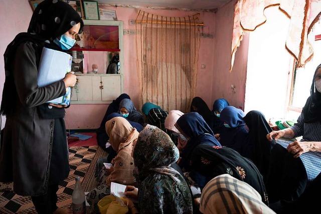 Arezu Abdali unterrichtet Mdchen in einer Schule in Schindawol.  | Foto: Uli Reinhardt/Zeitenspiegel