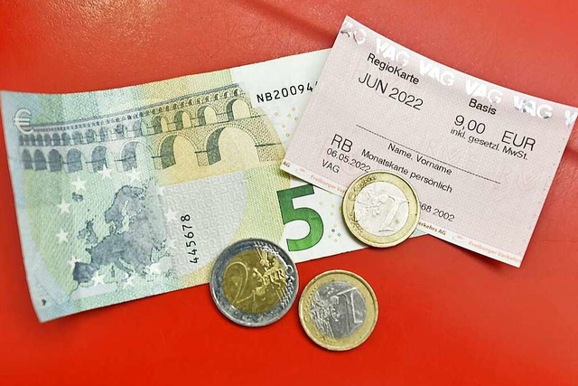 Das Neun-Euro-Ticket: Namen eintragen nicht vergessen.  | Foto: Rita Eggstein