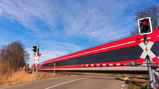 Fr Zugliebhaber bieten  Neun-Euro-Tic...glichkeit, das ganze Land zu bereisen.  | Foto: Ronald Rampsch  (stock.adobe.com)