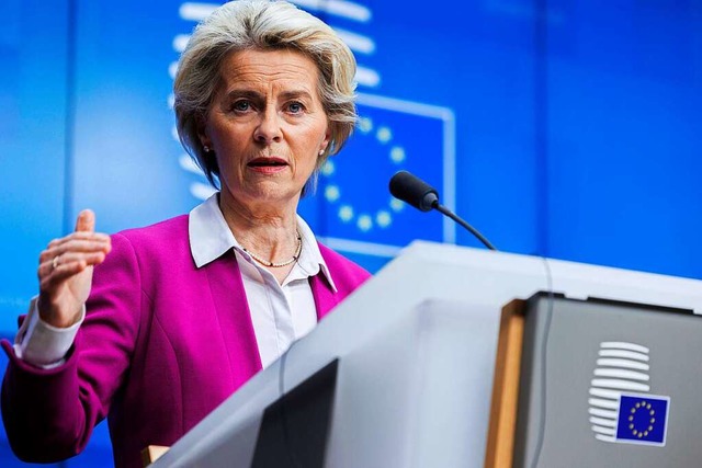 Ursula von der Leyen, Prsidentin der ...und Regierungschefs im Europa-Gebude.  | Foto: Olivier Matthys (dpa)