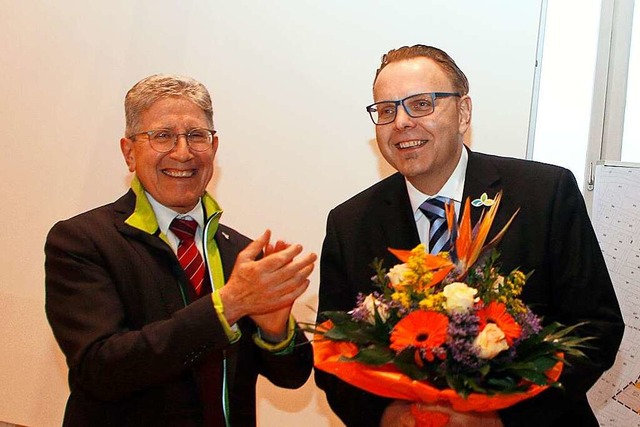 Wolfgang G. Mller (links) gratuliert Guido Schneboom zur Wiederwahl 2018.   | Foto: Heidi Foessel