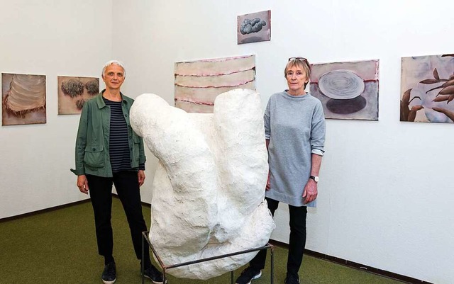 Das Georg-Scholz-Haus-Kunstforum zeigt...Anne Haring (links) und Gudrun Emmert.  | Foto: Helmut Rothermel