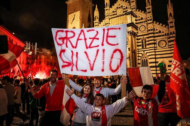 Grazie Silvio &#8211; Fans des AC Monza feiern den Aufstieg.  | Foto: Alessandro Bremec (dpa)