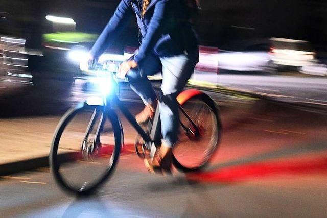 Zwei Radfahrer kollidieren mitten in der Nacht in Bötzingen