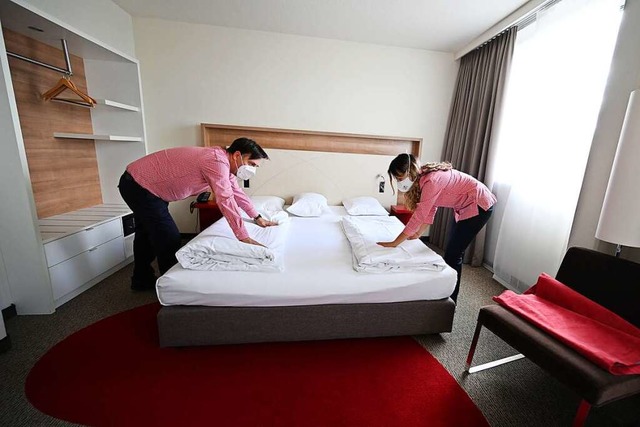 Beschftigte im Hotel erhalten mehr Geld.  | Foto: Bernd Weibrod (dpa)
