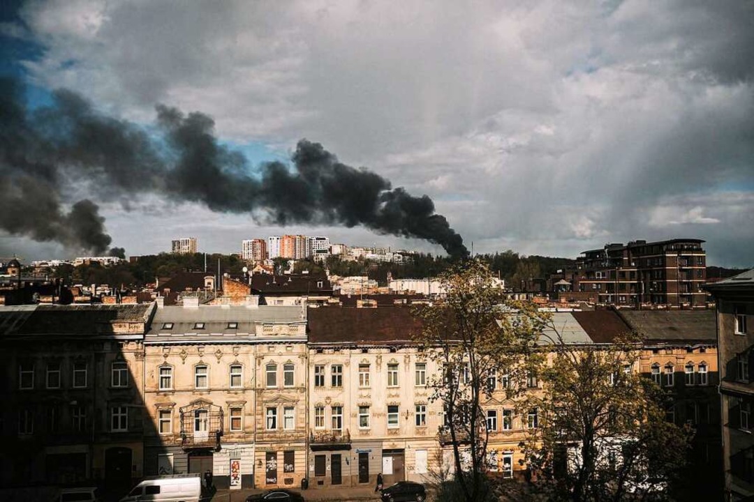 In Lviv steigt nach dem Einschlag einer russischen Rakete Rauch auf.  | Foto: IMAGO/Matthew Hatcher
