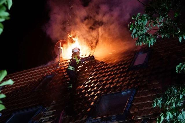 Gebäudebrand: Herausfordernder Feuerwehreinsatz in Zizingen