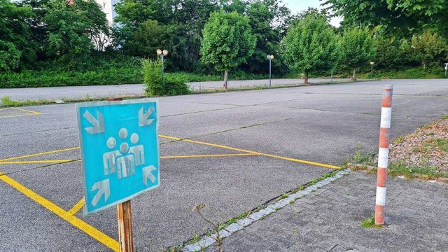 Noch ist dort ein Parkplatz, wo bald Wohnungen stehen sollen.  | Foto: Gerald Nill