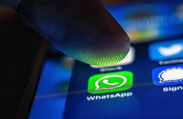 Bei Whatsapp macht eine neue Betrugsmasche die Runde.  | Foto: Zacharie Scheurer (dpa)