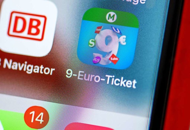 Das 9-Euro-Ticket ist auch ber eine App verfgbar.  | Foto: Hendrik Schmidt (dpa)