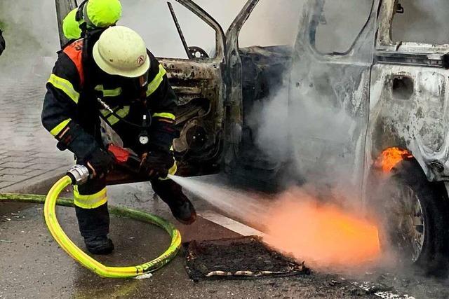 Feuerwehr löscht brennendes Auto in Lörrach