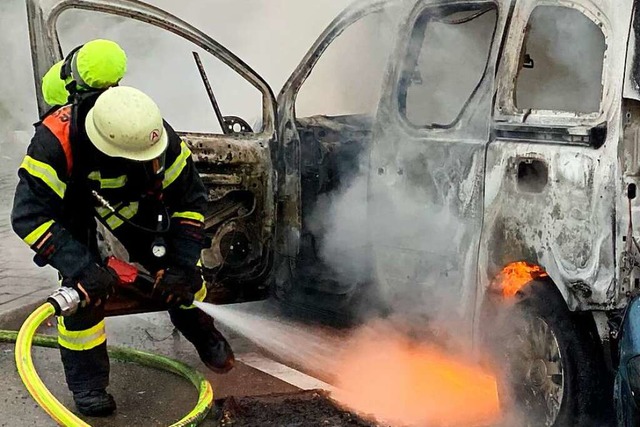 Die Feuerwehr lscht ein brennendes Auto (Symbolbild).  | Foto: Feuerwehr Offenburg