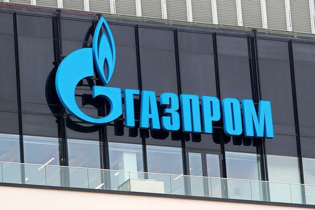 Das Gazprom-Logo ist auf einer Niederl...Rechnung nicht in Rubel bezahlen will.  | Foto: Igor Russak (dpa)