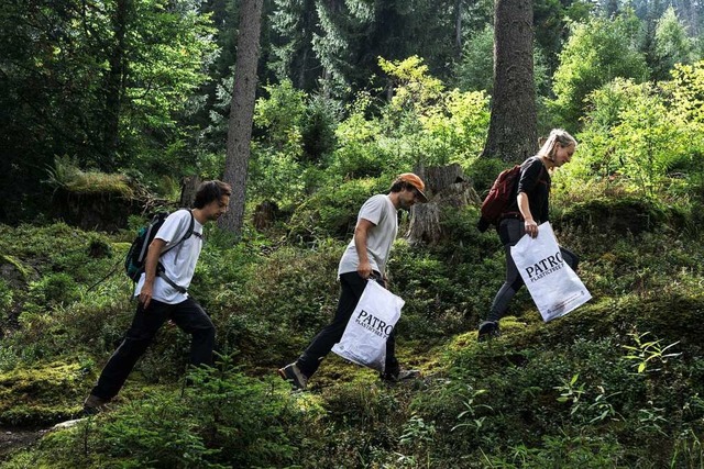 In Beuteln wird der gesammelte Mll aus dem Schwarzwald getragen.  | Foto: Schwarzwald Tourismus GmbH