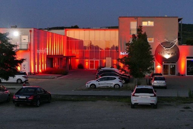 Das Eimeldinger &#8222;Sichtwerk&#8220...ht&#8220; 2020 in rotes Licht getaucht  | Foto: Ulrich Senf