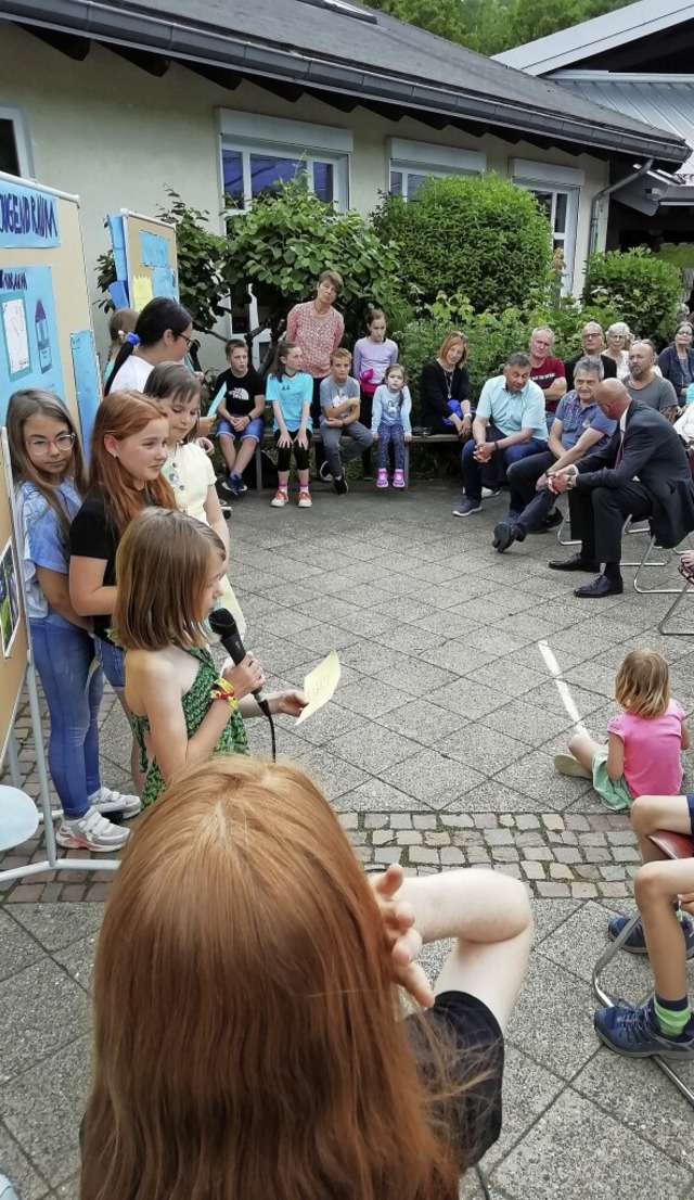 Die Kinder stellten ihre Ideen am Mikrofon vor.  | Foto: Wenzl, Schule