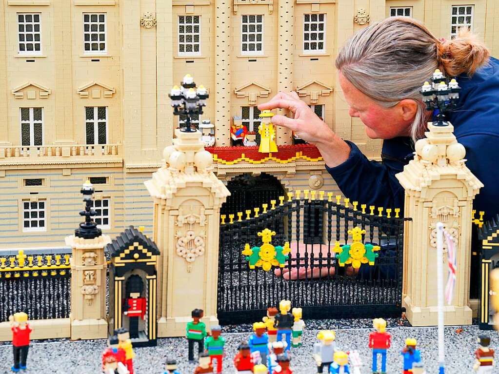 Die Modellbauerin Paula Young setzt eine Lego Nachbildung von Knigin Elisabeth II. in ein Display, das die knigliche Balkonszene im Buckingham Palace fr die heute enthllte Platin-Jubilumsausstellung des Legoland Resorts nachbildet.