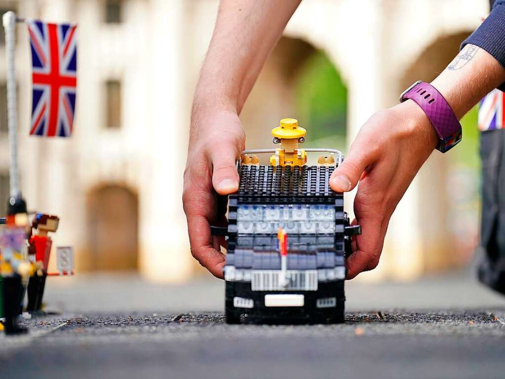 Das Legoland Windsor Resort hat seine kniglichen Modelle zur Feier des Platin-Jubilums der Knigin enthllt. Insgesamt wurden 18.001 Steine verwendet, und die Fertigstellung der Modelle dauerte insgesamt 281,5 Stunden.