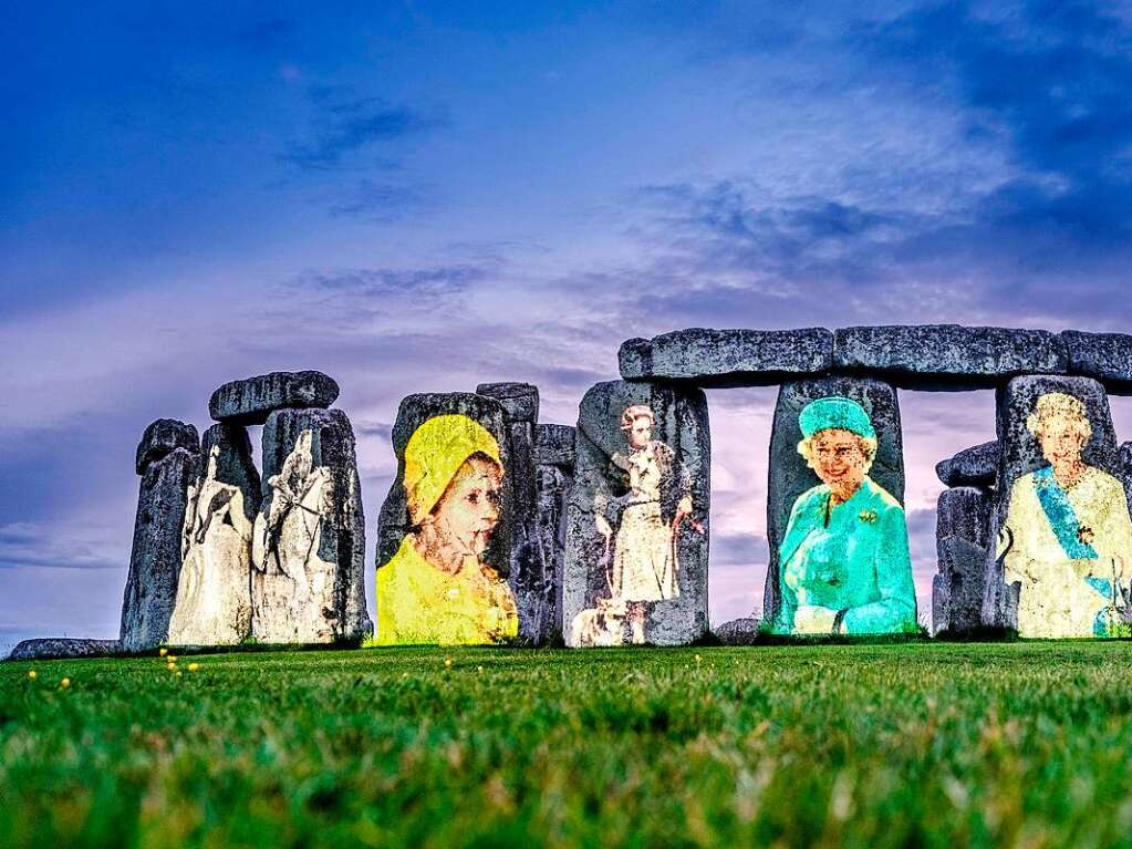 Das undatierte Handout-Foto, herausgegeben von English Heritage, zeigt Bilder von Knigin Elizabeth II. aus jedem Jahrzehnt ihrer Regentschaft, die auf Stonehenge in Wiltshire, anlsslich ihres Platin-Jubilums, projiziert werden.