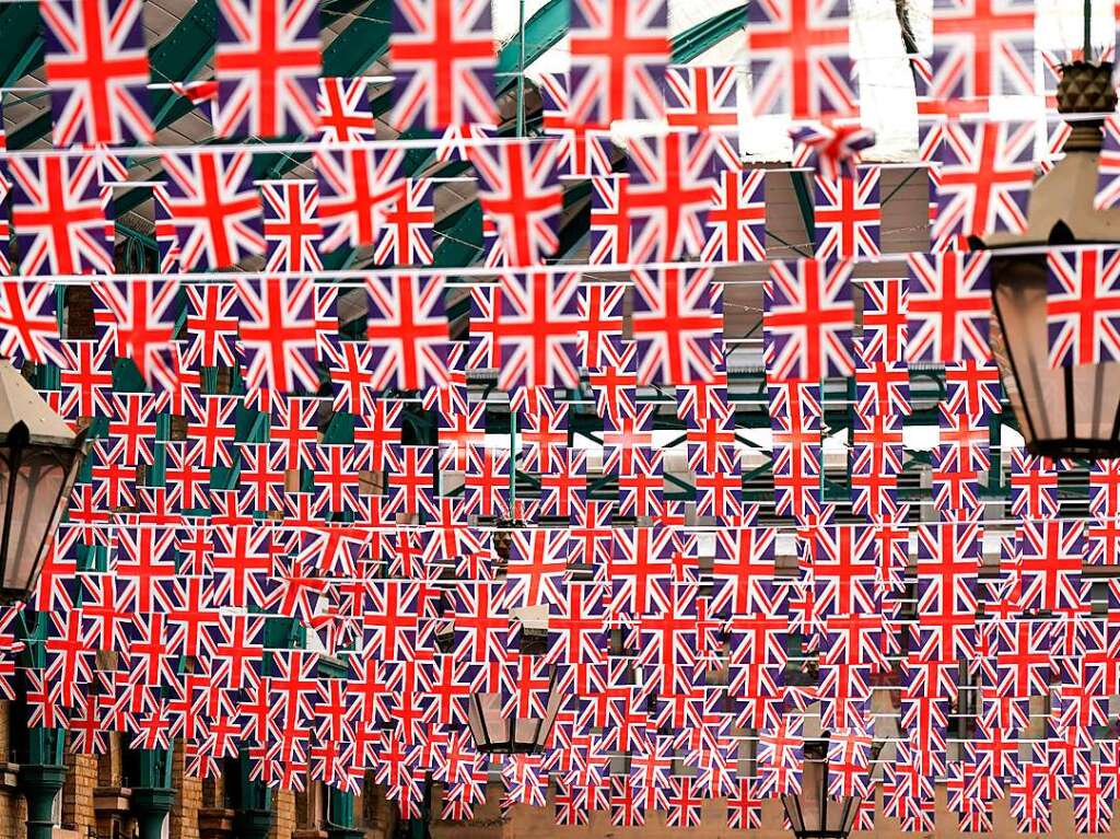 Wimpel in Covent Garden im Zentrum Londons im Vorfeld des Platin-Jubilums von Knigin Elizabeth II