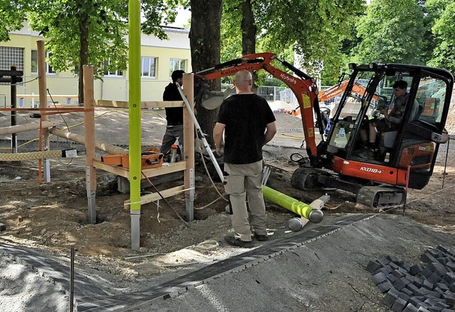 Whrend in der Verbandsversammlung be...  Arbeiter dort erste Spielgerte auf.  | Foto: Markus Zimmermann