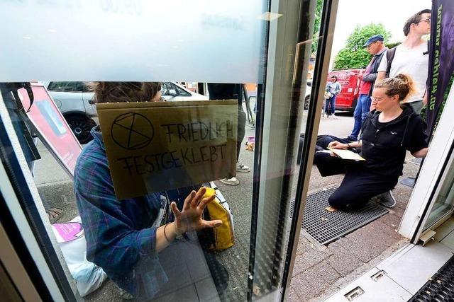 Protest gegen Erdgas-Geschäft von Badenova: Am Schaufenster festgeklebt