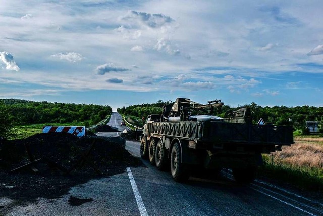 Ein Lastwagen mit Raketen passiert Sch...ms, zu dem auch Sjewjerodonezk gehrt.  | Foto: Rick Mave (dpa)