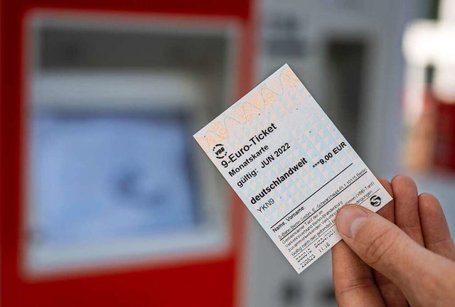 Ein 9-Euro-Ticket vor einem Fahrkartenautomaten.  | Foto: Monika Skolimowska (dpa)
