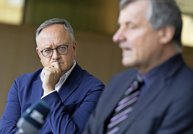Fraktionschefs Andreas Stoch (links) u...ch Rlke sagen, sie wollten aufklren.  | Foto: Bernd Weibrod (dpa)