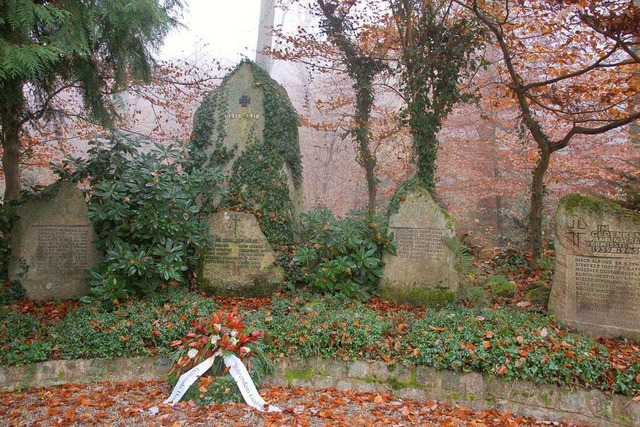 Der grte Gedenkstein, ein Findling a...rt das Mahnmal im Heuweiler Kirchwald.  | Foto: Andrea Steinhart