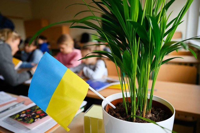 Im Unterricht verstehen die ukrainischen Kinder bisher noch recht wenig.  | Foto: Robert Michael (dpa)