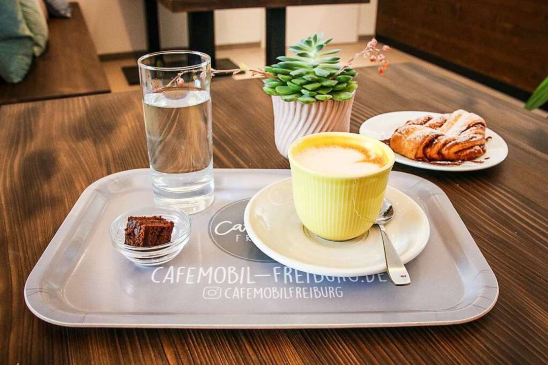 Cappuccino und warme Franzbrötchen zum...iv gibt es auch hausgemachtes Granola.  | Foto: Rebecca Bieling