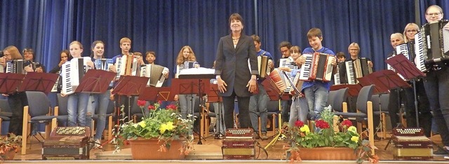 Das HAC-Hauptorchester und die HAC-Kid...blowski  beim Jahreskonzert im Kurhaus  | Foto: Bianca Flier