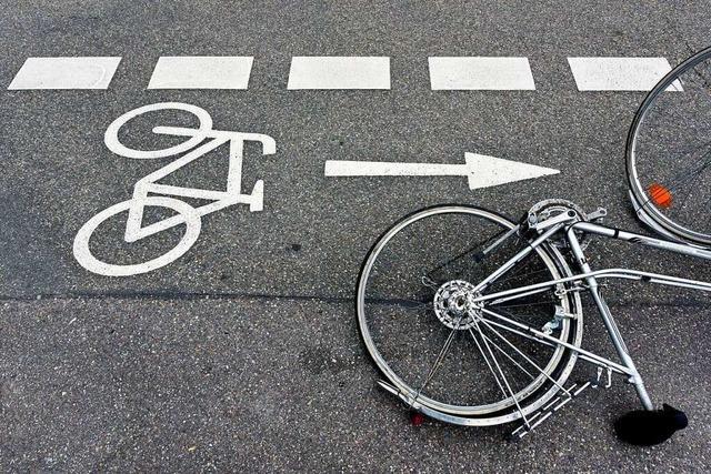 Zwei Fahrradfahrer weichen zur gleichen Seite aus und müssen ins Krankenhaus