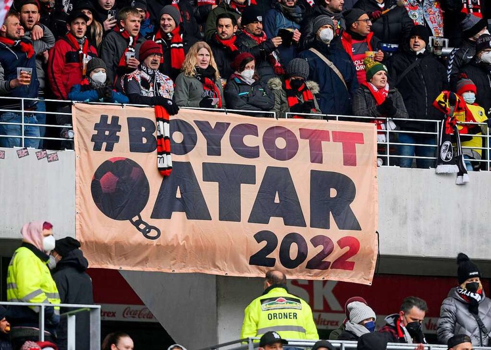 Transparent im Europa-Park-Stadion am ...er Fan freut sich auf die WM in Katar.  | Foto: IMAGO