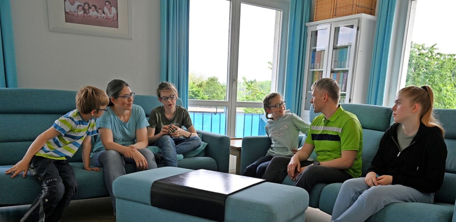 Familie Günther in ihrem Wohnzimmer in...nken- und Pflegeversicherung klagten.   | Foto: Alfred Scheuble