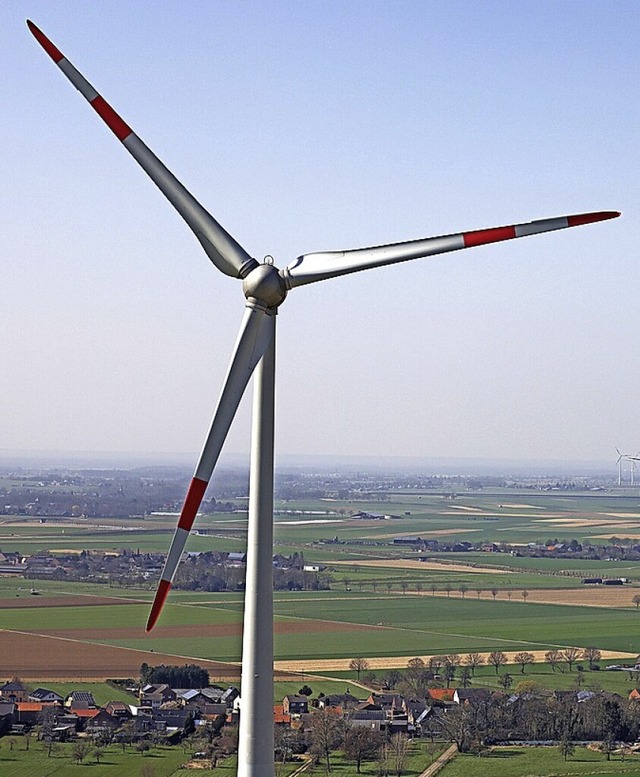 In Breisach  wird ber den  Bau von vier Windrdern nachgedacht.  | Foto: Oliver Berg (dpa)