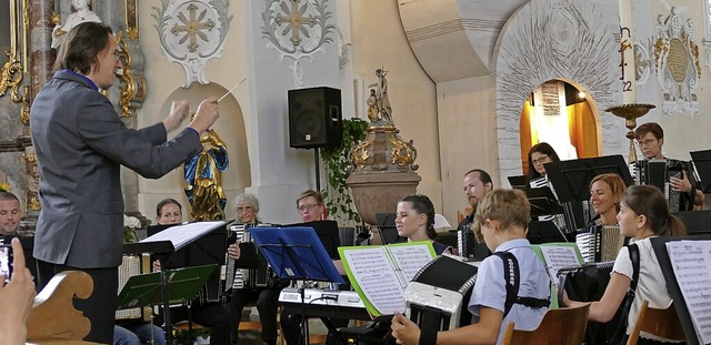 Das Jugendorchester spielt gemeinsam mit den Groen in St. Alexius.  | Foto: Verein