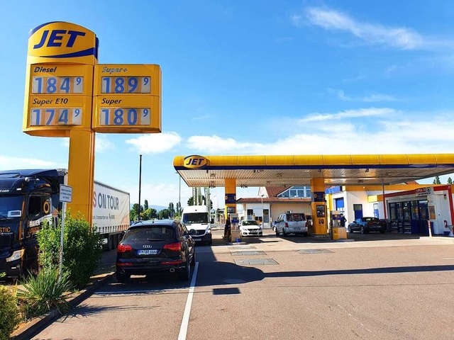 Die Benzinpreise purzelten, auch an der Jet-Tankstelle in Emmendingen.  | Foto: Hannes Selz