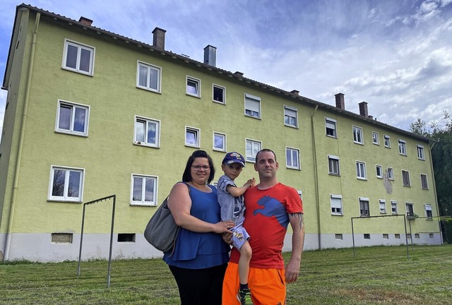 Tamara und Benjamin Rhle mit Son Ben-... ihrem Wohnhaus, das abgerissen wird.   | Foto: Mark Alexander