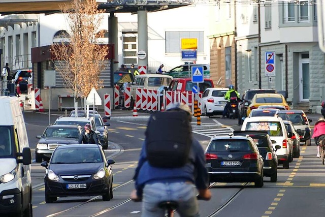 Reger Grenzverkehr bei Lrrach: Auch, ... auf die Energiepreispauschale freuen.  | Foto: Peter Gerigk