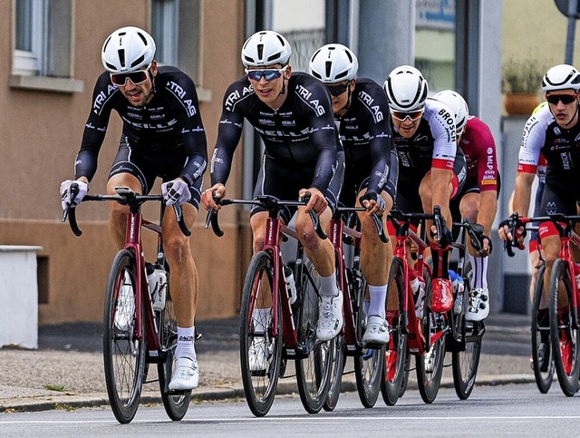 Aufgereiht wie an einer Perlenkette: D... bereiten sich auf den Zielsprint vor.  | Foto: Moritz Sauer