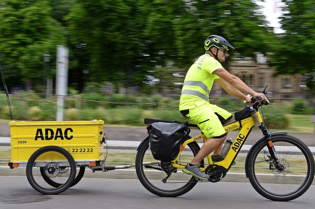 Unterwegs zur Pannenhilfe: Alexander W...-E-Bike, dem bislang einzigen im Land.  | Foto: Ingo Schneider