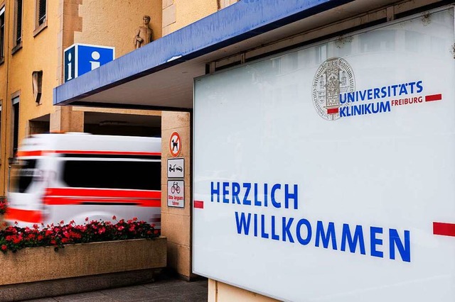 Ein Krankenwagen fhrt durch ein Porta...nde der Freiburger Universittsklinik  | Foto: Philipp von Ditfurth (dpa)