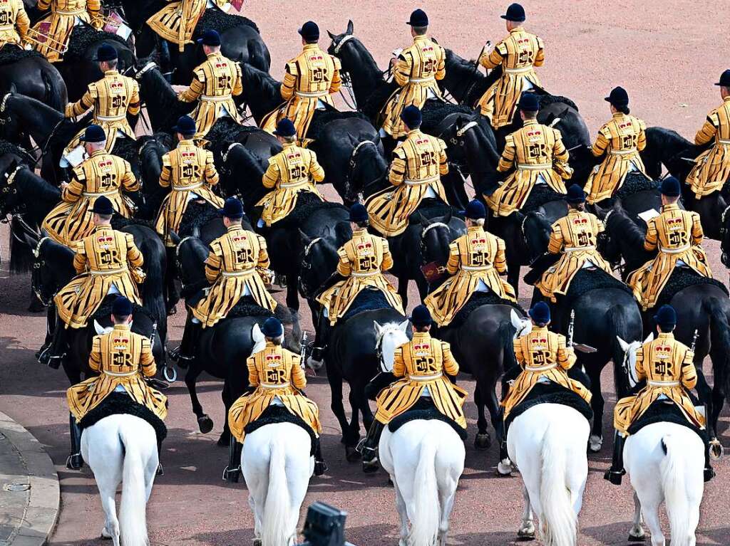 Die knigliche Prozession verlsst den Buckingham Palast fr die Geburtstags-Parade „Trooping the Colour“.