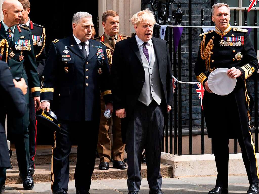 Boris Johnson, Premierminister von Grobritannien, steht fr ein Foto mit Militrangehrigen vor der 10 Downing Street am ersten von vier Tagen der Feierlichkeiten zum Platinjubilum der Queen.