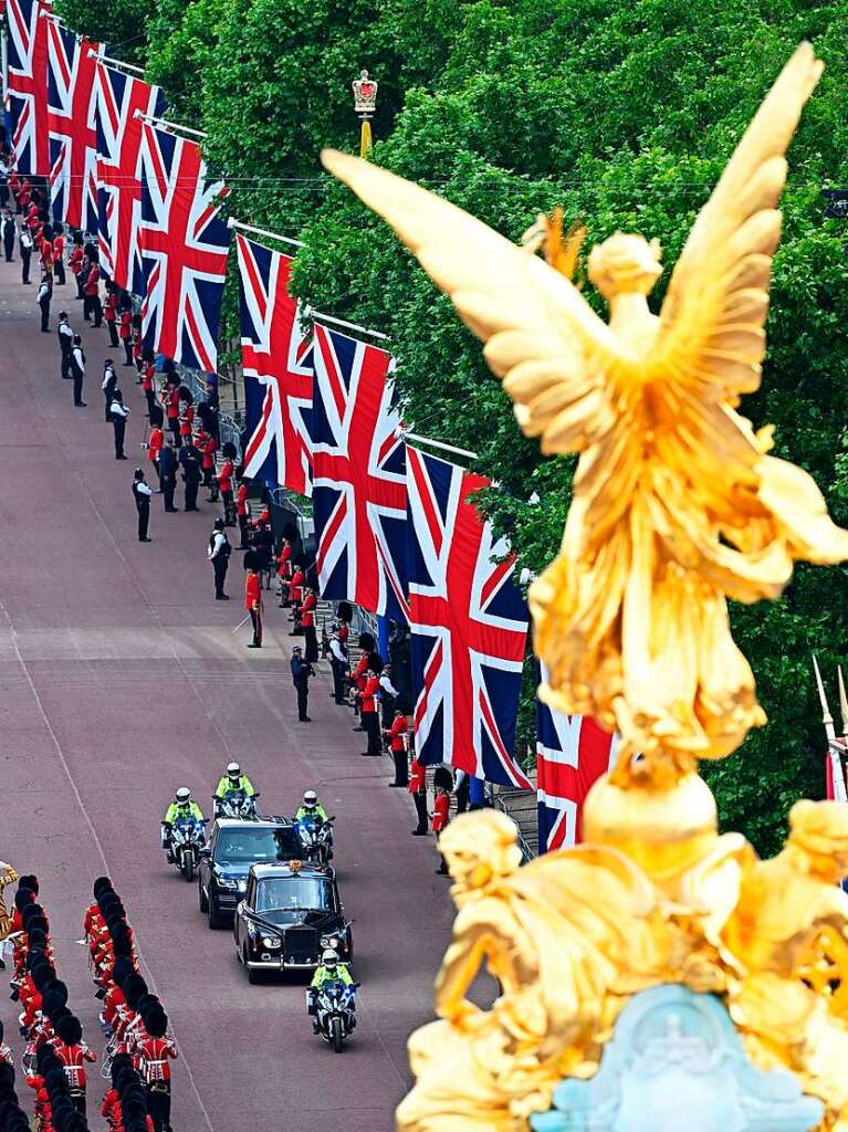 Die Limousinen mit dem Prinzen von Wales und seiner Frau, die Herzogin von Cornwall, fahren vom Buckingham Palast zur Geburtstags-Parade.