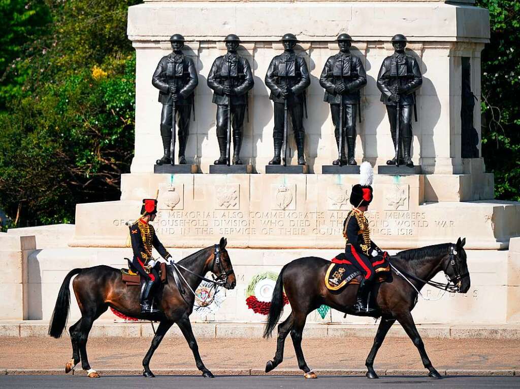 Soldaten reiten am Kriegsdenkmal im Saint James Park vorbei vor der Geburtstags-Parade  "Trooping the Colour" am ersten von vier Tagen der Feierlichkeiten zum Platinjubilum der Queen.