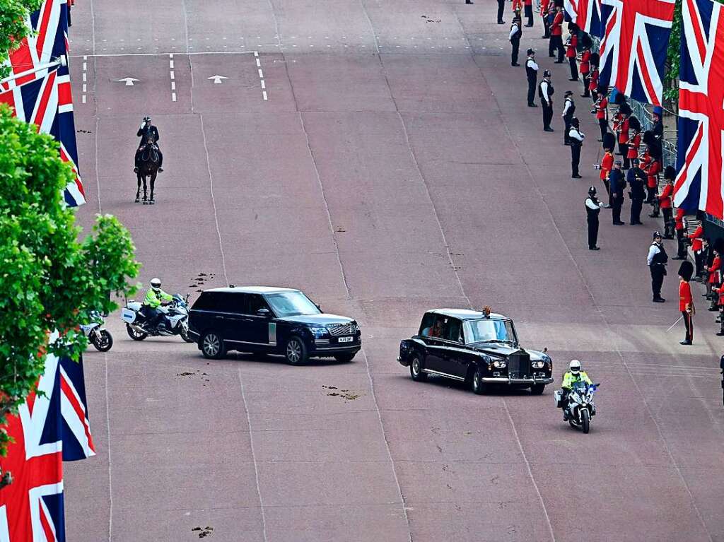 Die Limousinen mit dem Prinzen von Wales und seiner Frau, die Herzogin von Cornwall, fahren vom Buckingham Palast zur Geburtstags-Parade.