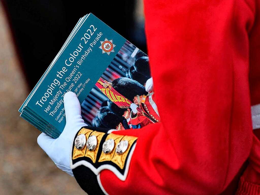 Ein Mitglied der Coldstream Guards hlt ein Souvenirprogramm vor der Geburtstags-Parade „Trooping the Colour“ am ersten von vier Tagen der Feierlichkeiten zum Platinjubilum der Queen.